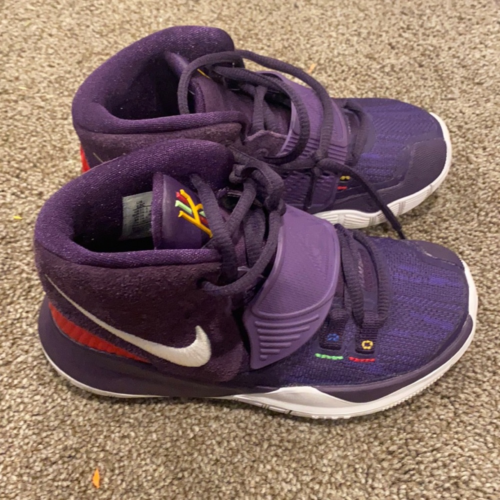 Nike kyrie Irving boy sneakers-excellent condition